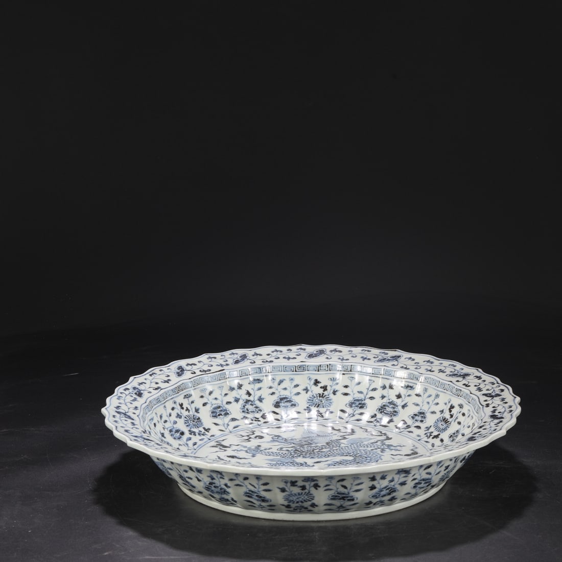 An Exquisite Blue and White Dragon Pattern Flower Pattern Plate - 2