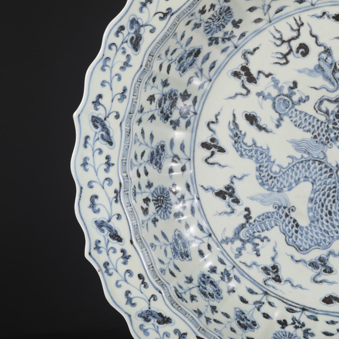 An Exquisite Blue and White Dragon Pattern Flower Pattern Plate - 4