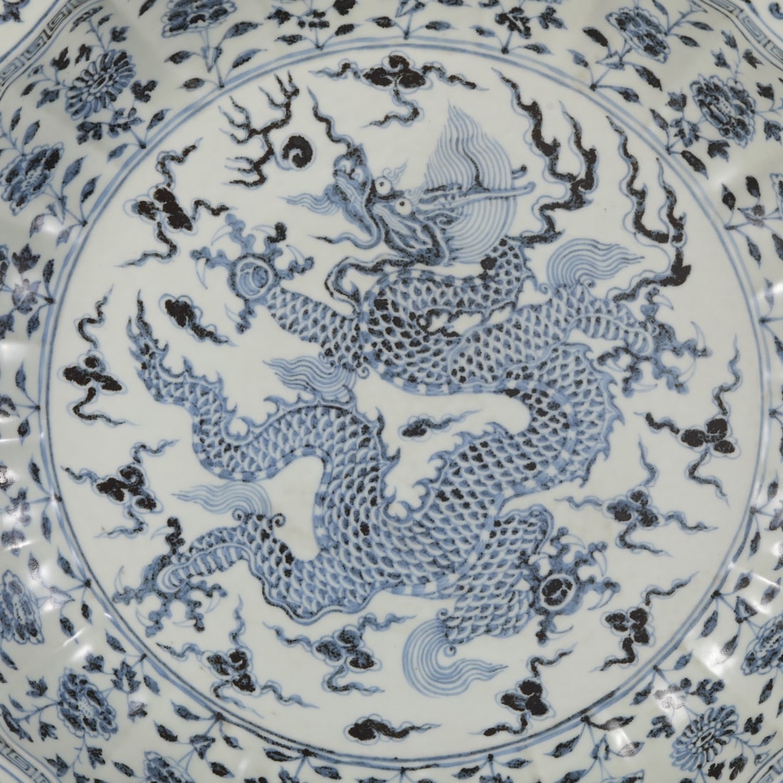 An Exquisite Blue and White Dragon Pattern Flower Pattern Plate - 5