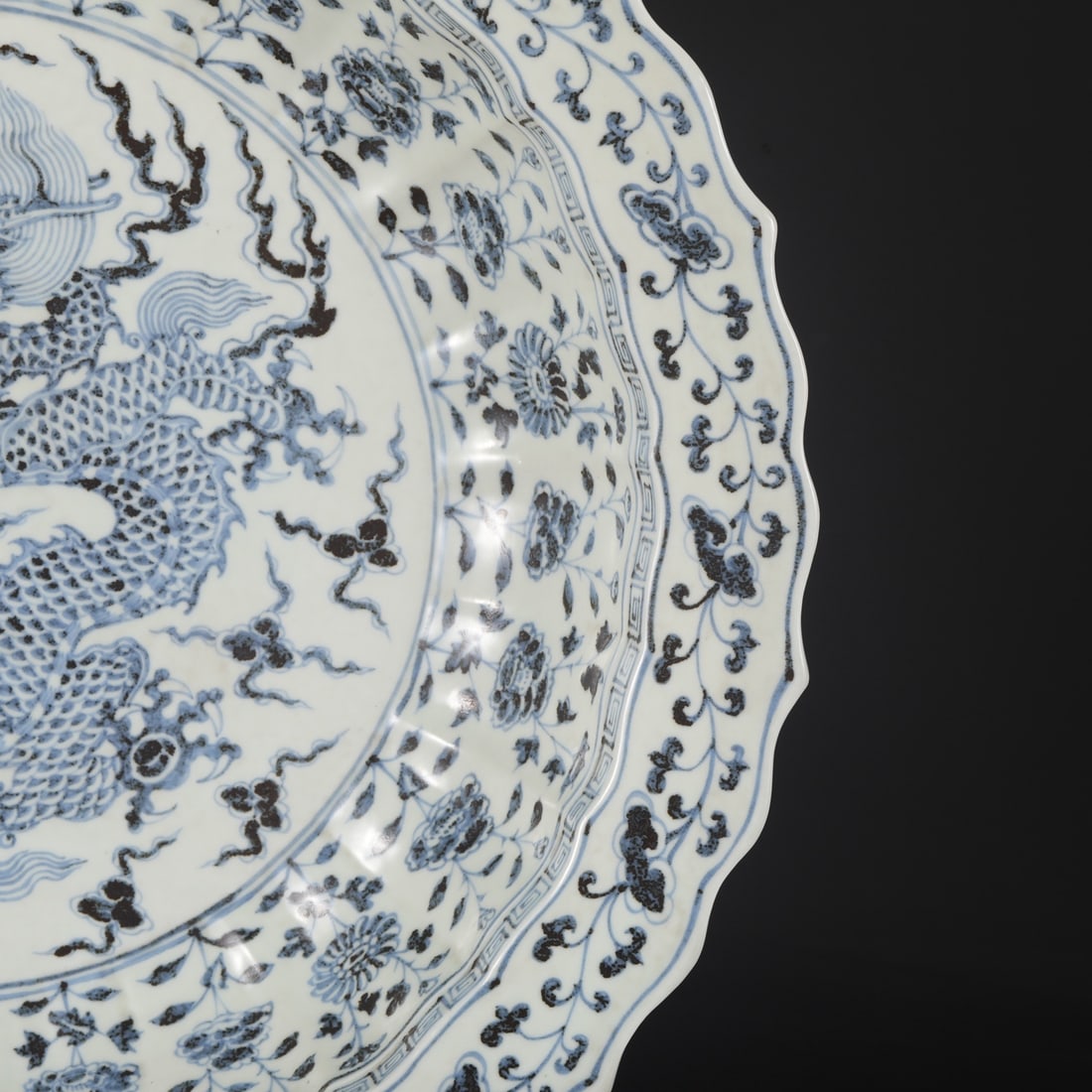 An Exquisite Blue and White Dragon Pattern Flower Pattern Plate - 6