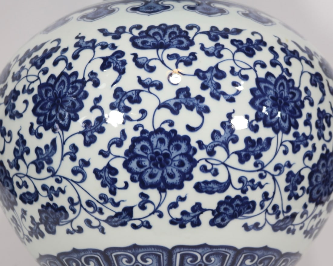 An Exquisite Blue and White Lotus Pattern Seawater Pattern Vase - 7