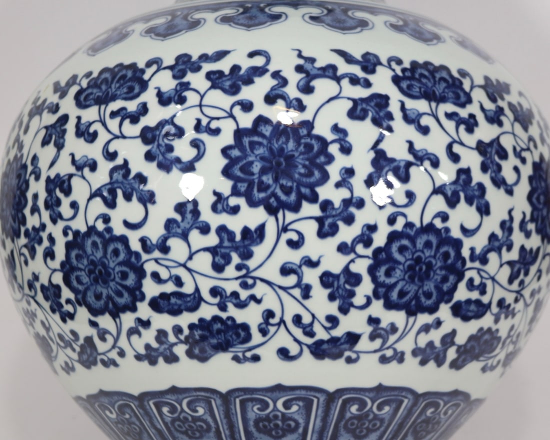 An Exquisite Blue and White Lotus Pattern Seawater Pattern Vase - 8