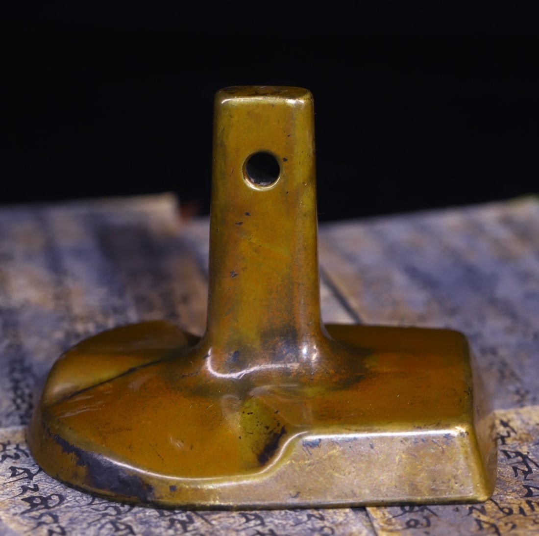 An Exquisite Bronze Buddha Statue Pattern Ornament: An Exquisite Bronze Buddha Statue Pattern Ornament Qing Dynasty, China Size:9.8cmx7.7cm Weight:460g (The Dimensions Of All Batches Are Manually Measured.If You Need More Detailed Information, Please C