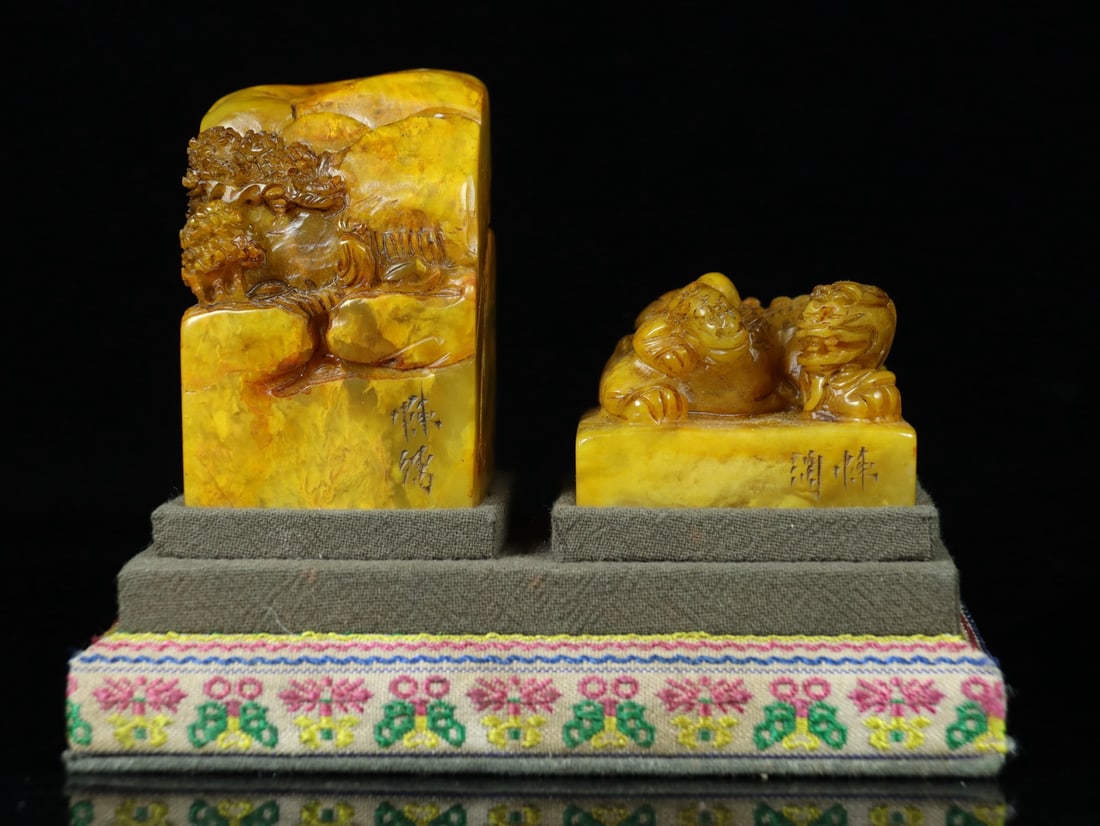 An Exquisite Tianhuang Stone Auspicious Beast Seal Ornament (1 of 9)