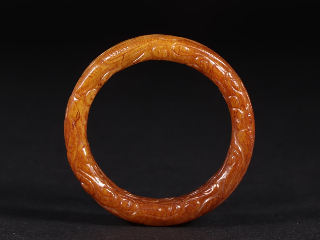 An Exquisite White Jade Dragon Pattern Bracelets: An Exquisite White Jade Dragon Pattern Bracelets Han Dynasty, China Size:(inside diameter)5.7cm Diameter Size:7.5cm Weight:85g (The Dimensions Of All Batches Are Manually Measured.If You Need More