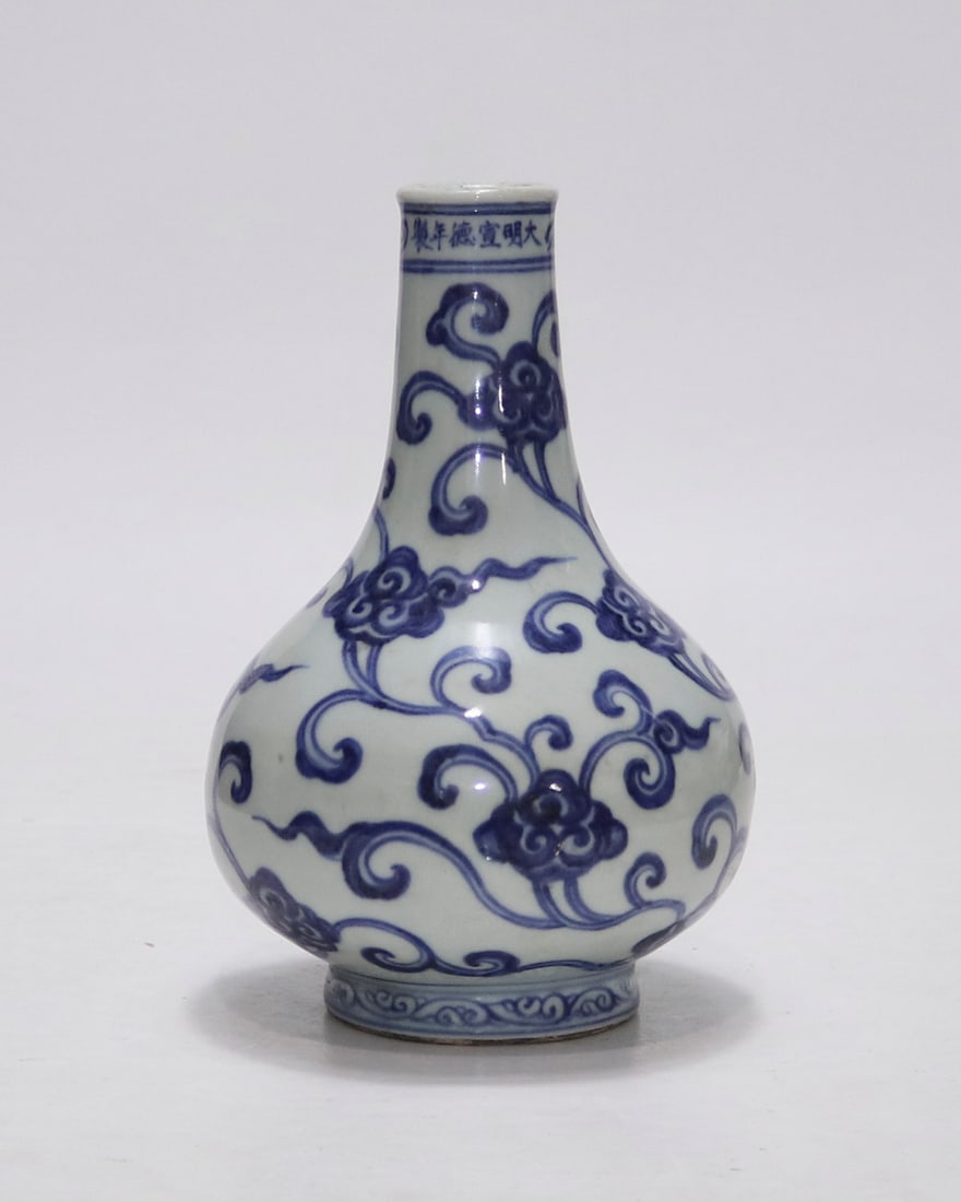 An Exquisite Blue and White Flower Pattern Vase: An Exquisite Blue and White Flower Pattern Vase Ming Dynasty, China Xuande Six-character Mark Size:19.5cm (The Dimensions Of All Batches Are Manually Measured.If You Need More Detailed Information,