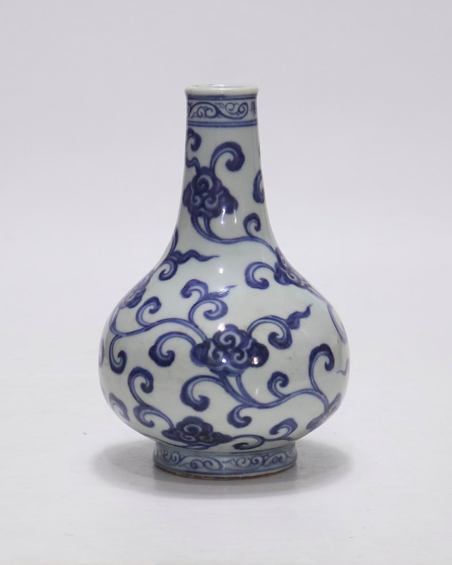 An Exquisite Blue and White Flower Pattern Vase - 2
