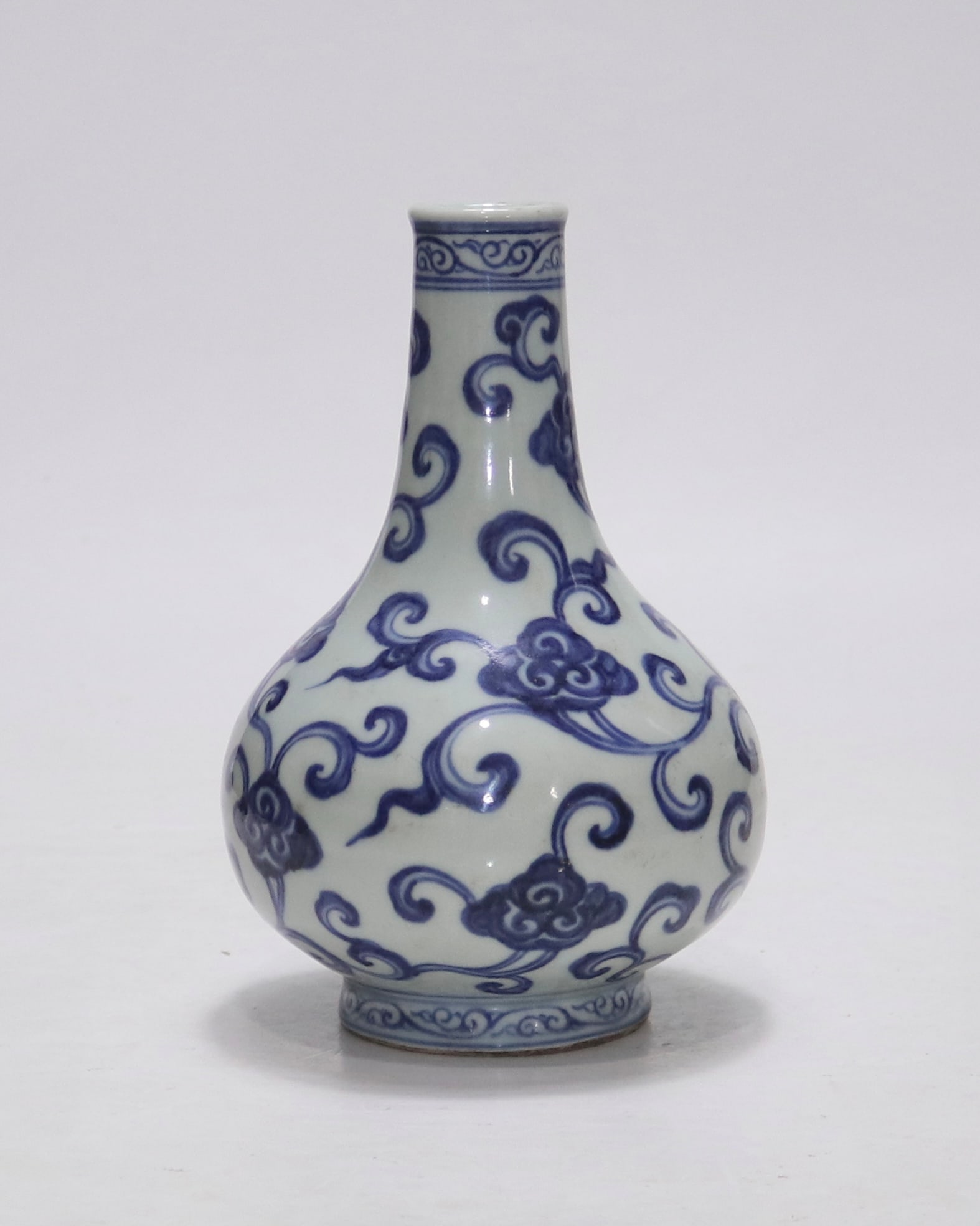 An Exquisite Blue and White Flower Pattern Vase - 3