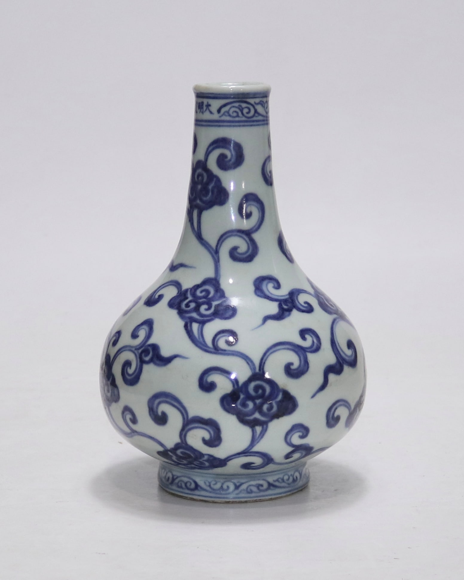 An Exquisite Blue and White Flower Pattern Vase - 4