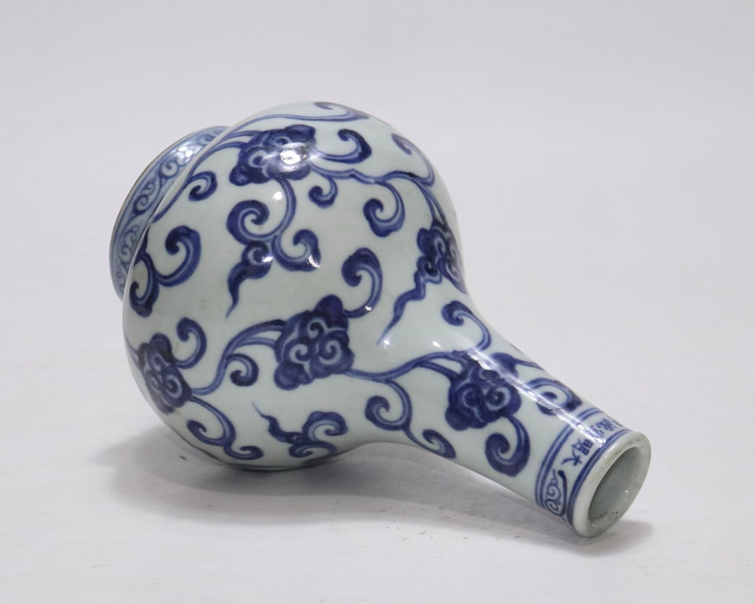 An Exquisite Blue and White Flower Pattern Vase - 6