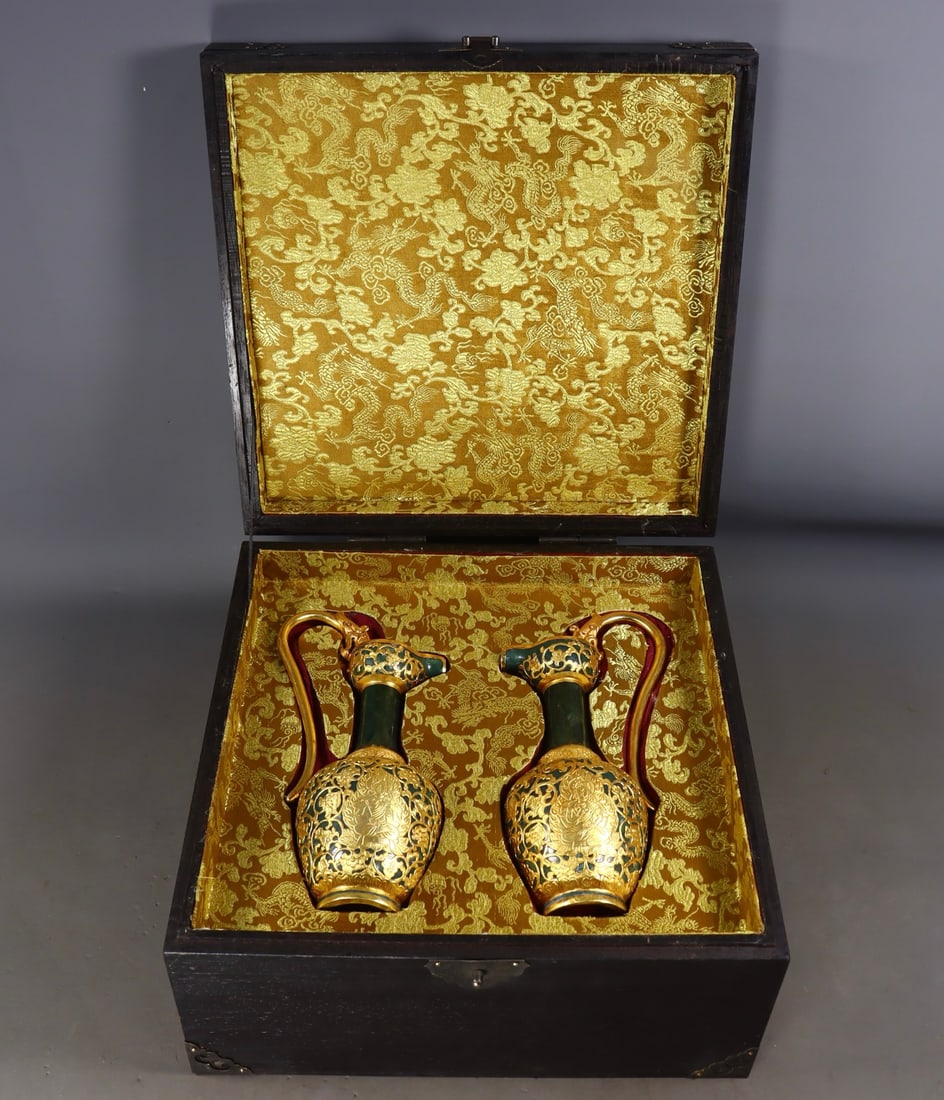 A Pair of Exquisite Jasper Cover with Gold Lotus Pattern Buddha Statue Pattern Ewer: A Pair of Exquisite Jasper Cover with Gold Lotus Pattern Buddha Statue Pattern Ewer Qing Dynasty, China Size:23.5cmx11.5cmx7cm Weight:1391g (The Dimensions Of All Batches Are Manually Measured.If