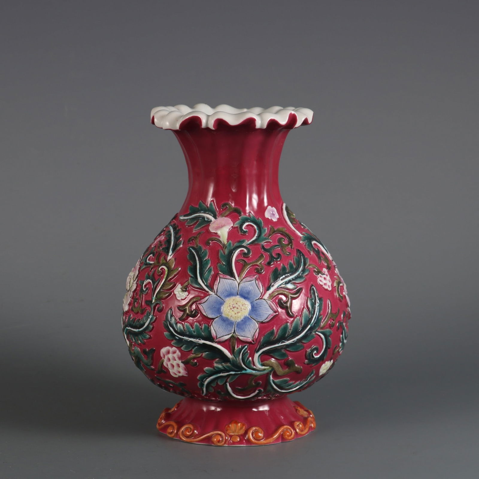An Exquisite Famille-Rose Ruby Red-Glazed Lotus Pattern Vase - 3