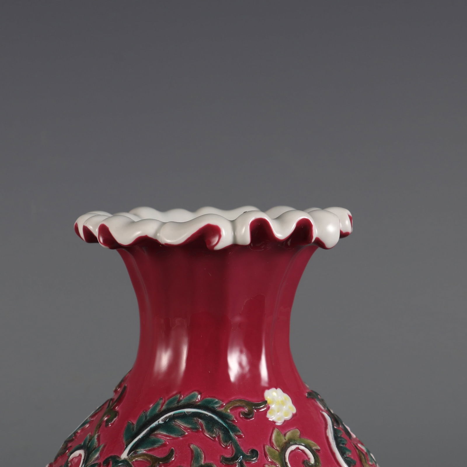 An Exquisite Famille-Rose Ruby Red-Glazed Lotus Pattern Vase - 4