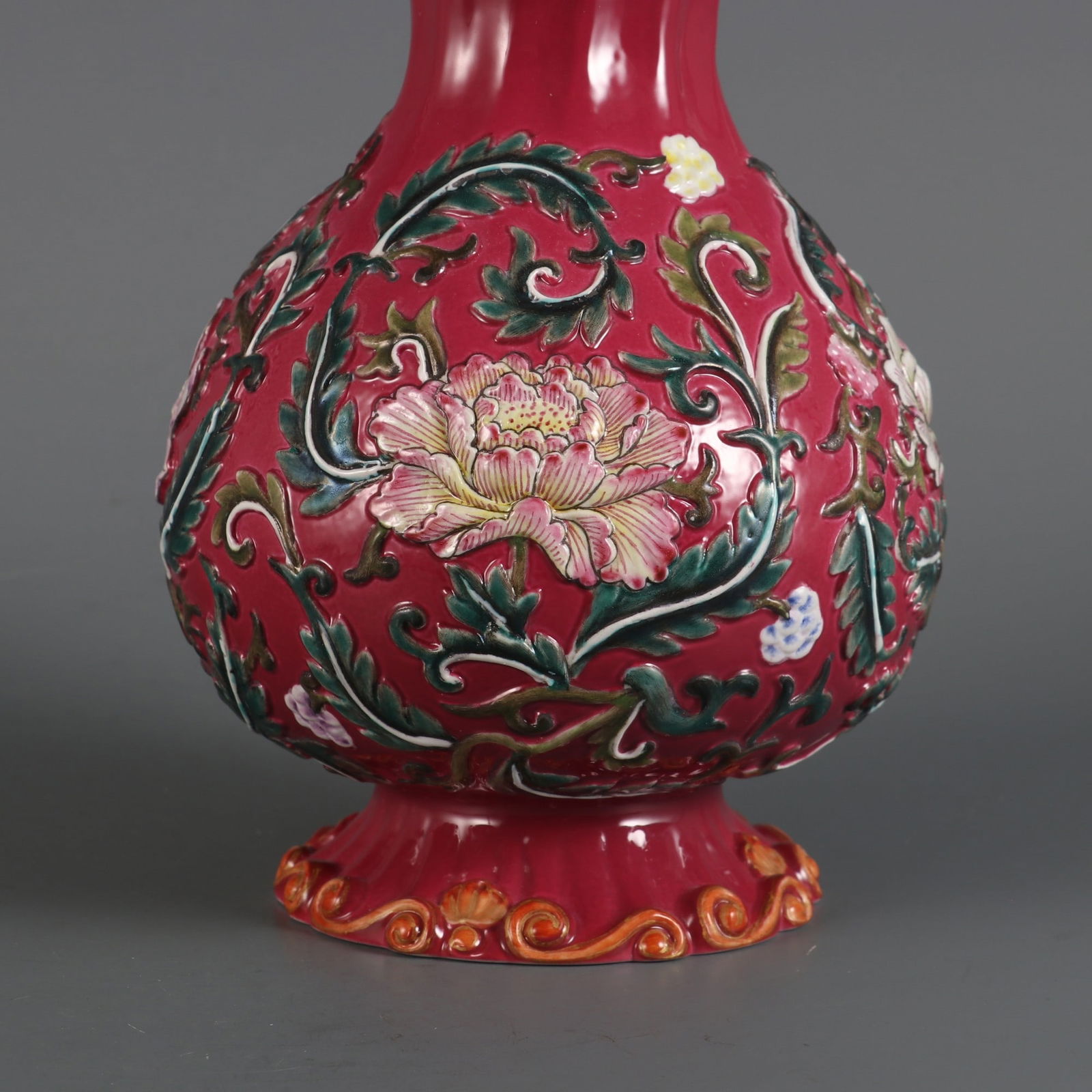 An Exquisite Famille-Rose Ruby Red-Glazed Lotus Pattern Vase - 5