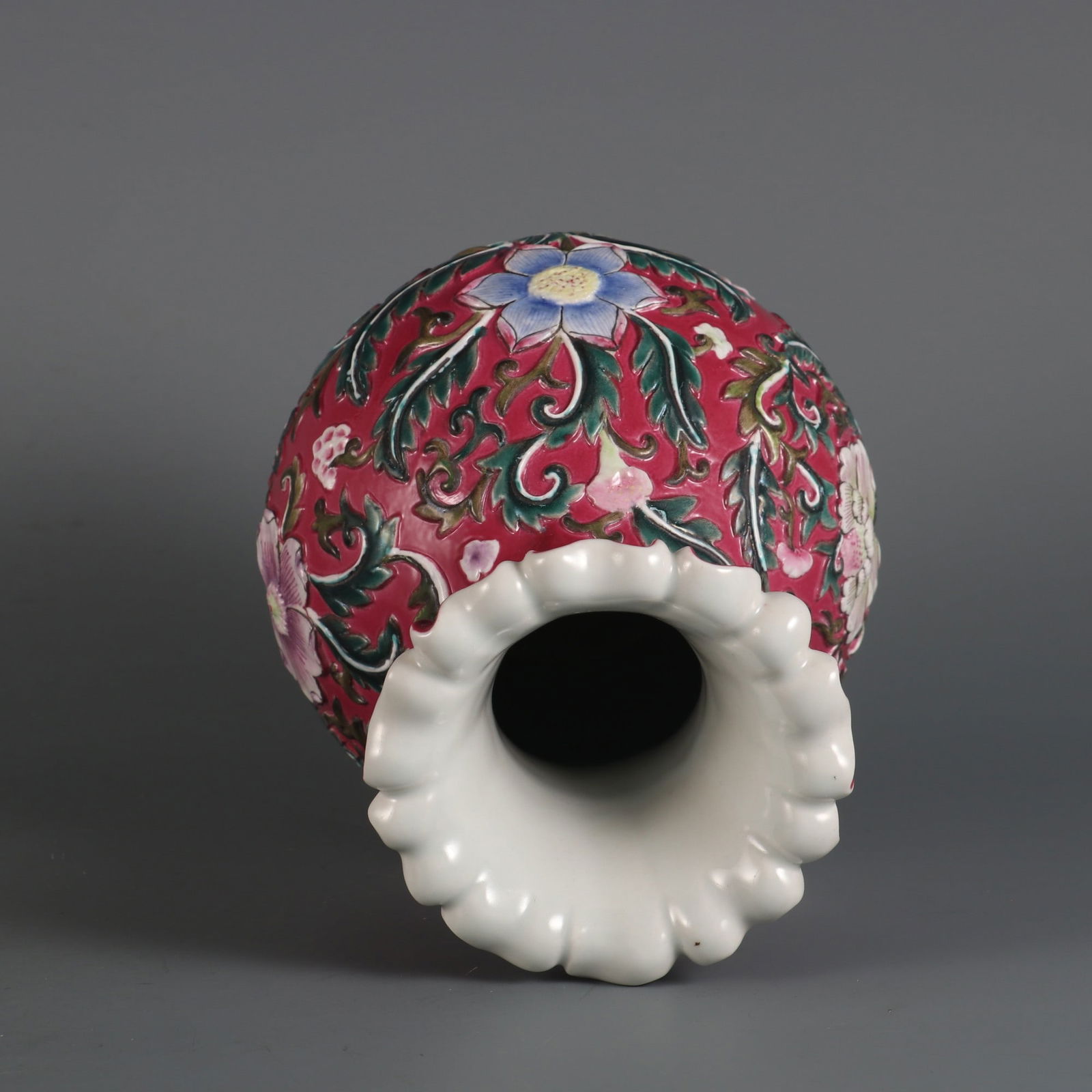 An Exquisite Famille-Rose Ruby Red-Glazed Lotus Pattern Vase - 8