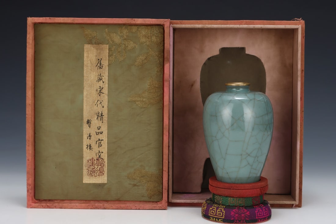 An Exquisite Guan yao Vase: An Exquisite Guan yao Vase Song Dynasty, China Size:11.8cmx8.2cm (The Dimensions Of All Batches Are Manually Measured.If You Need More Detailed Information, Please Contact Our Customer Service Before