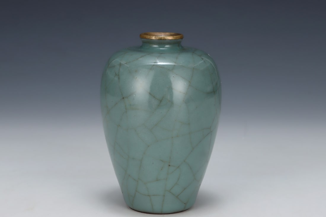 An Exquisite Guan yao Vase - 3