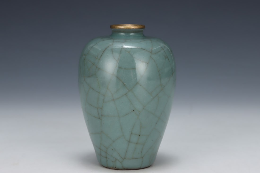 An Exquisite Guan yao Vase - 4