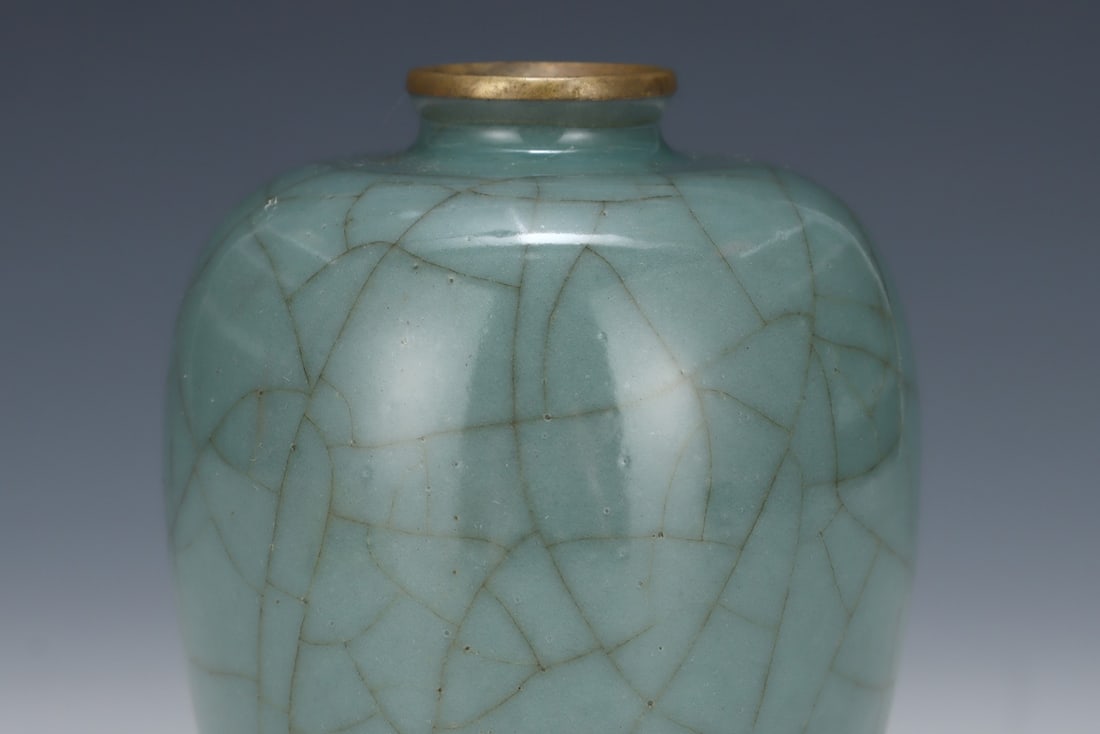 An Exquisite Guan yao Vase - 5