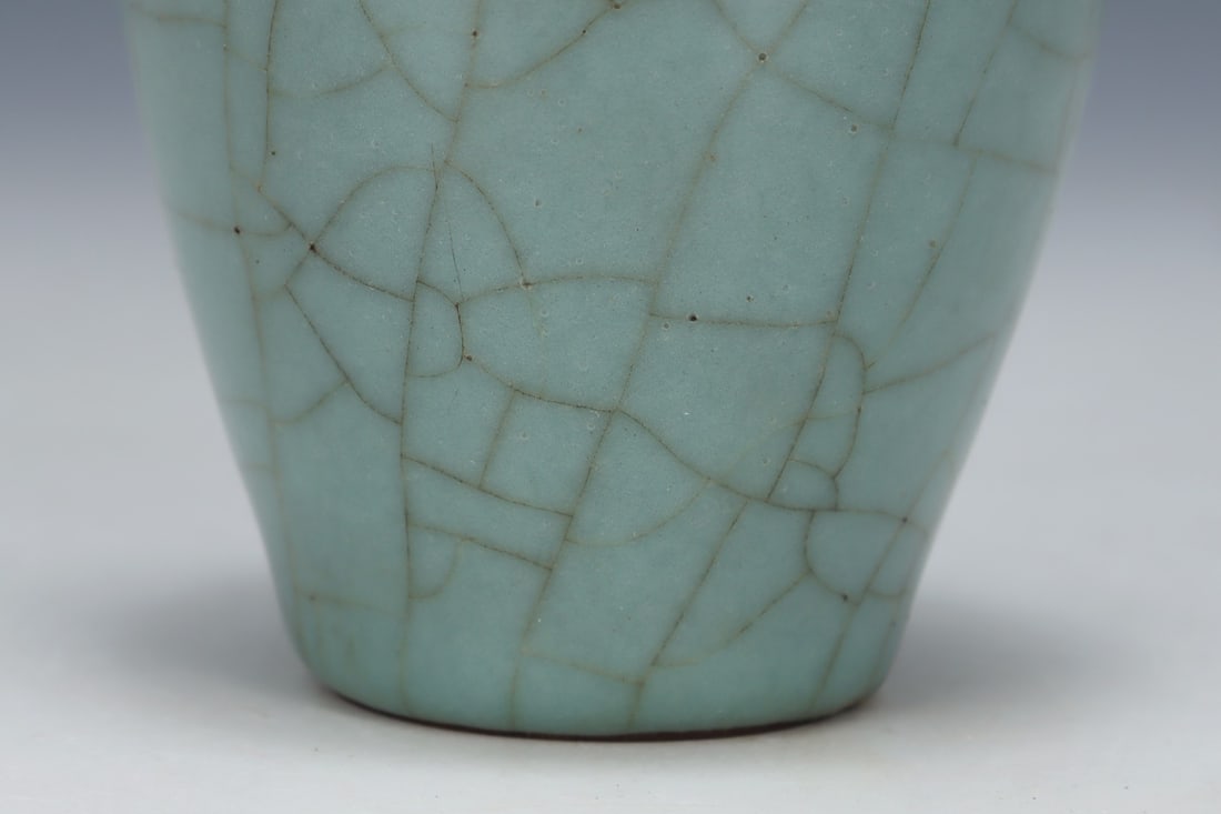 An Exquisite Guan yao Vase - 6