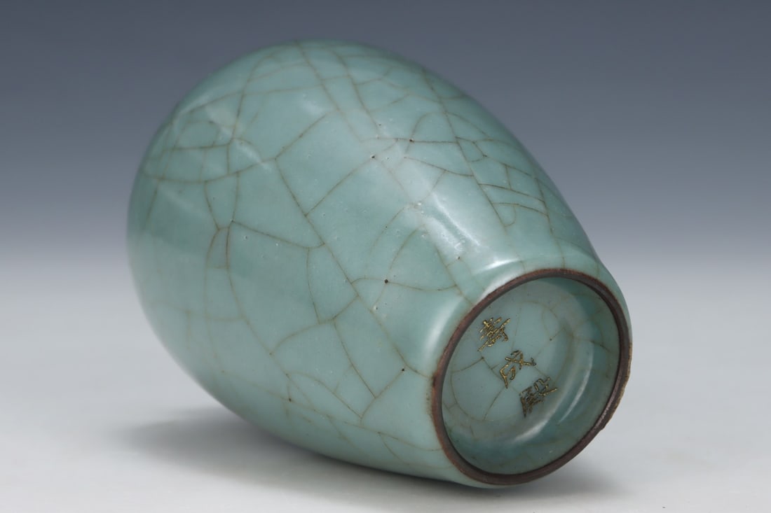 An Exquisite Guan yao Vase - 8