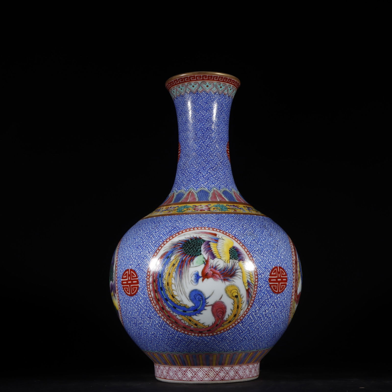 An Exquisite Famille-Rose Phoenix Pattern Vase: An Exquisite Famille-Rose Phoenix Pattern Vase Qing Dynasty, China Qianlong Six-character Mark Size:35cmx22cm (The Dimensions Of All Batches Are Manually Measured.If You Need More Detailed Information