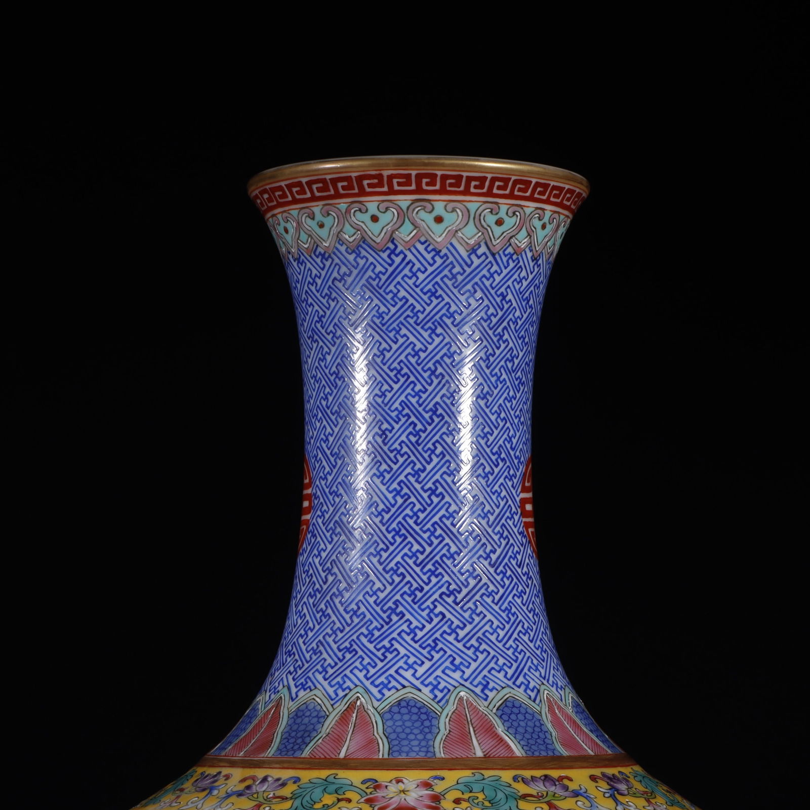 An Exquisite Famille-Rose Phoenix Pattern Vase - 2