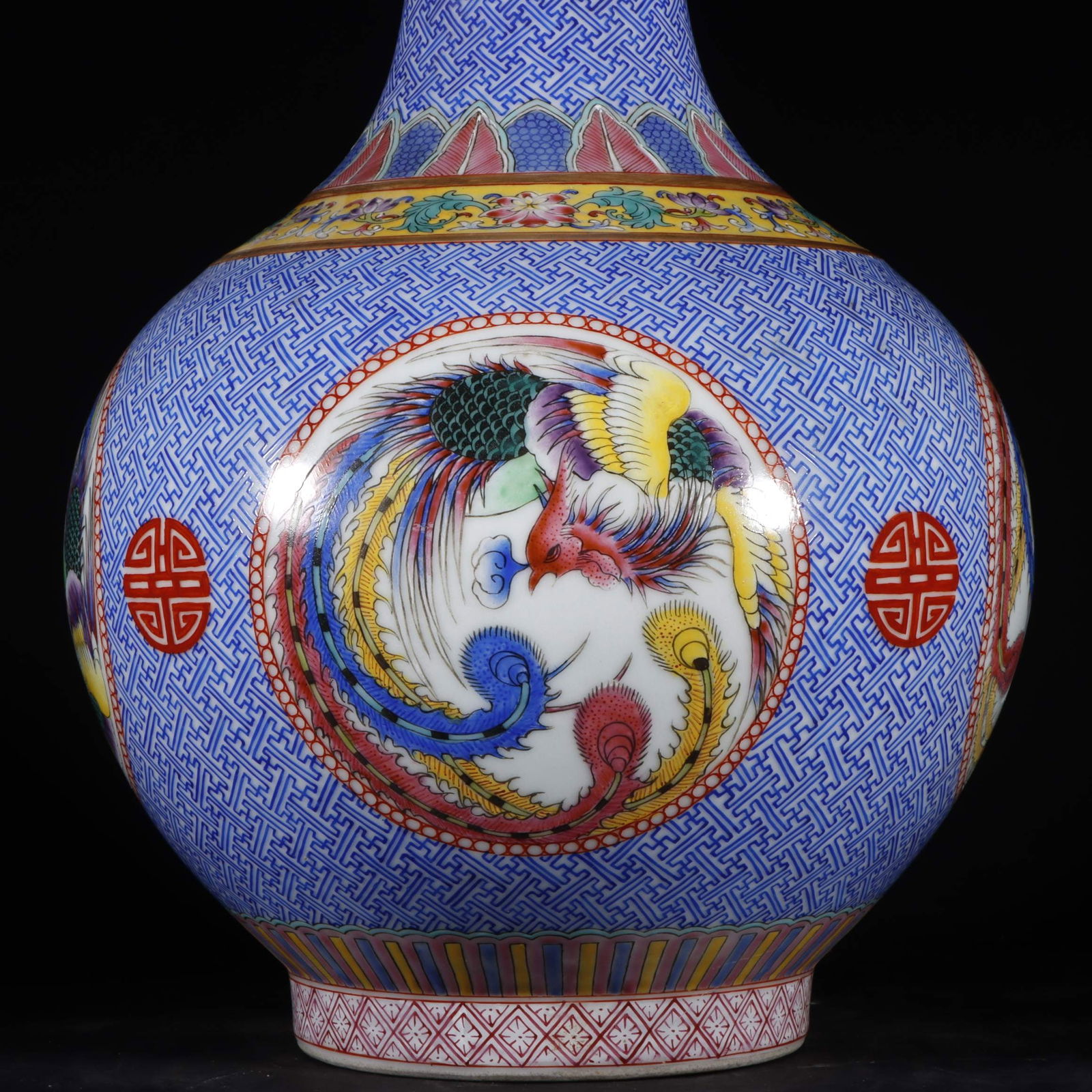 An Exquisite Famille-Rose Phoenix Pattern Vase - 3
