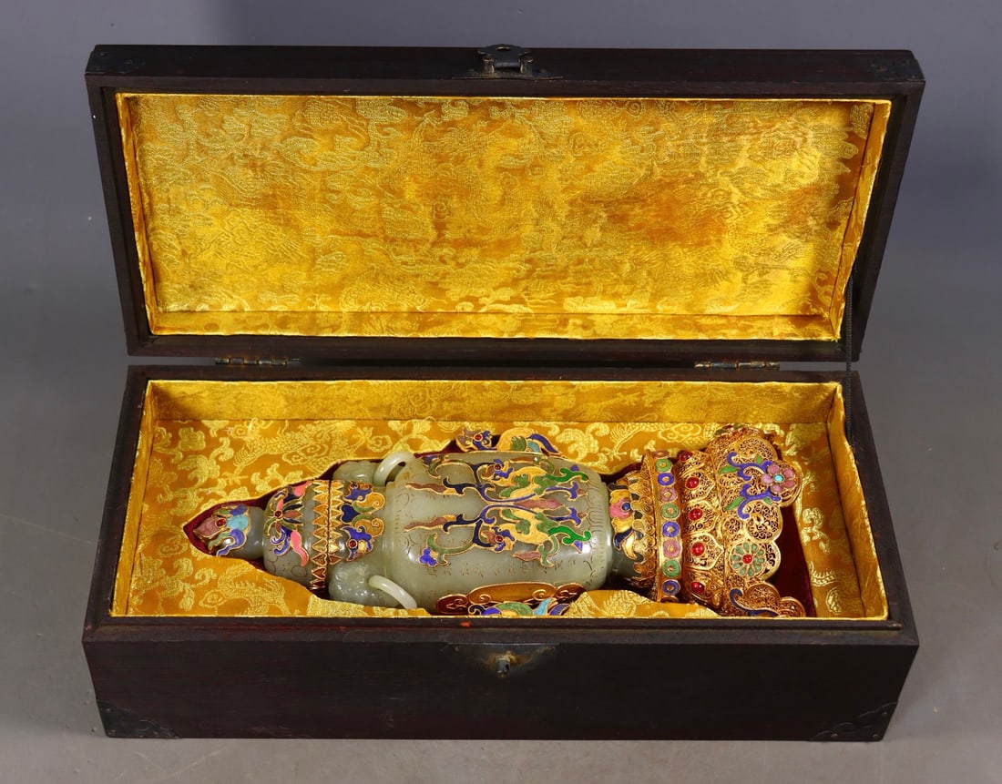 An Exquisite White Jade Cover with Gold Inlaid Gems Dragon and Phoenix Pattern with poem Double-Ears: An Exquisite White Jade Cover with Gold Inlaid Gems Dragon and Phoenix Pattern with poem Double-Ears Vase Qing Dynasty, China Qianlong Four-character Mark Size:28cmx11.5cmx8cm Weight:692g (The