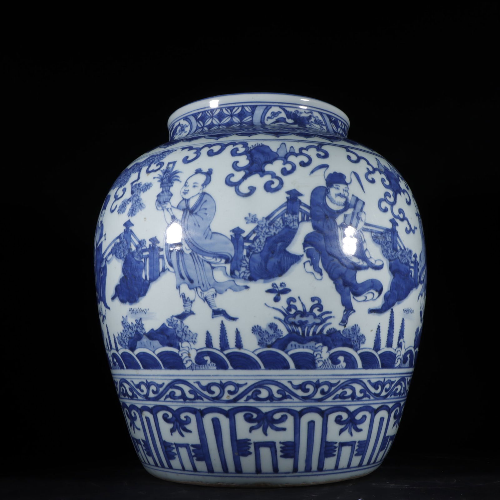 An Exquisite Blue and White Character and Story Pattern Jar: An Exquisite Blue and White Character and Story Pattern Jar Ming Dynasty, China Size:36cmx33cm (The Dimensions Of All Batches Are Manually Measured.If You Need More Detailed Information, Please