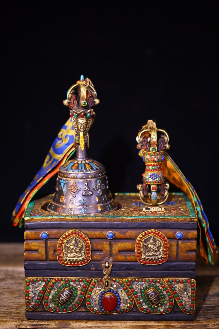 An Exquisite Bronze Dzi Bead Painted Color Ornament: An Exquisite Bronze Dzi Bead Painted Color Ornament Qing Dynasty, China Size:29cmx19cm Weight:1950g Size:18.5cmx9.5cm (The Dimensions Of All Batches Are Manually Measured.If You Need More Detailed