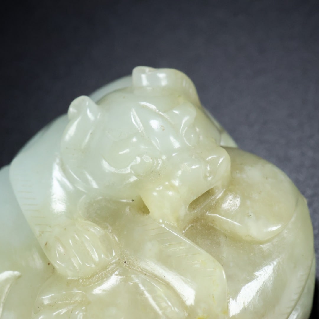 An Exquisite White Jade Dragon Pattern Paper Weight - 7