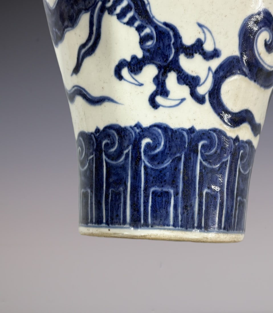 An Exquisite Blue and White Dragon Pattern Vase - 8