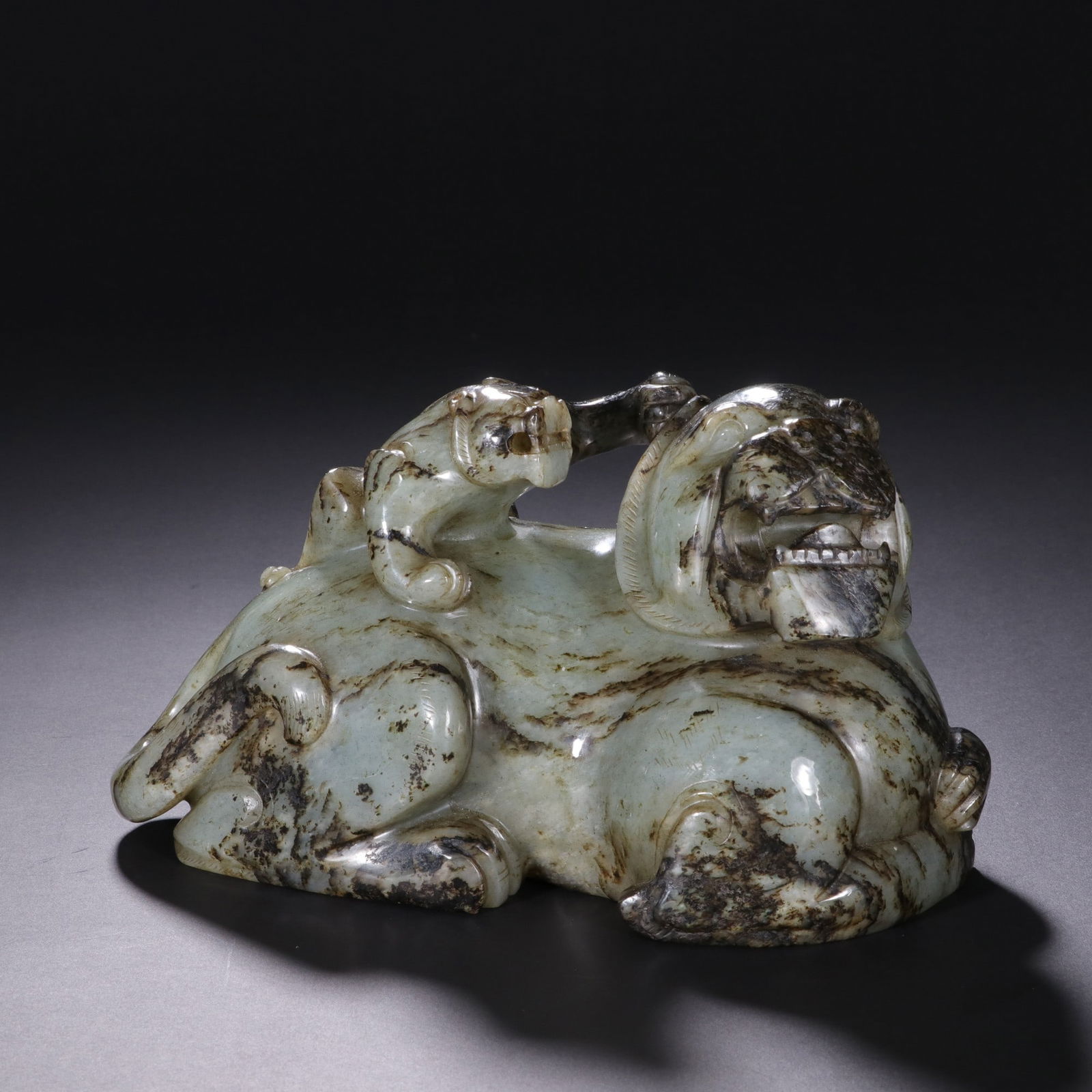 An Exquisite White Jade Lion Ornament: An Exquisite White Jade Lion Ornament Han Dynasty, China Size:18cmx10cm Weight:2140g (The Dimensions Of All Batches Are Manually Measured.If You Need More Detailed Information, Please Contact Our