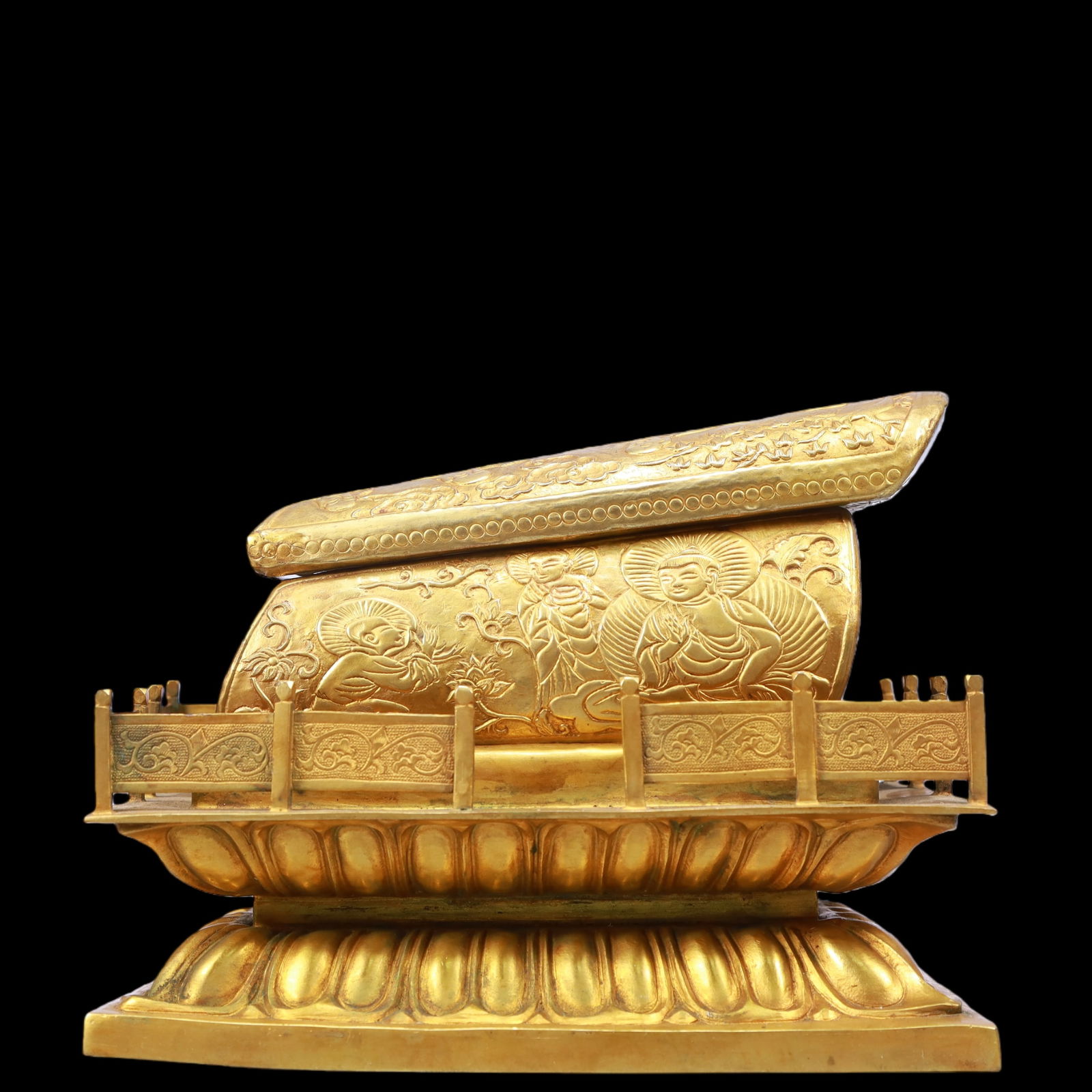 A Exquisite Gilt Bronze Flower and Bird Pattern Figures Pattern Ornament: A Exquisite Gilt Bronze Flower and Bird Pattern Figures Pattern Ornament Qing Dynasty, China Size:17cmx10cmx14cm Weight:1900g (The Dimensions Of All Batches Are Manually Measured.If You Need More