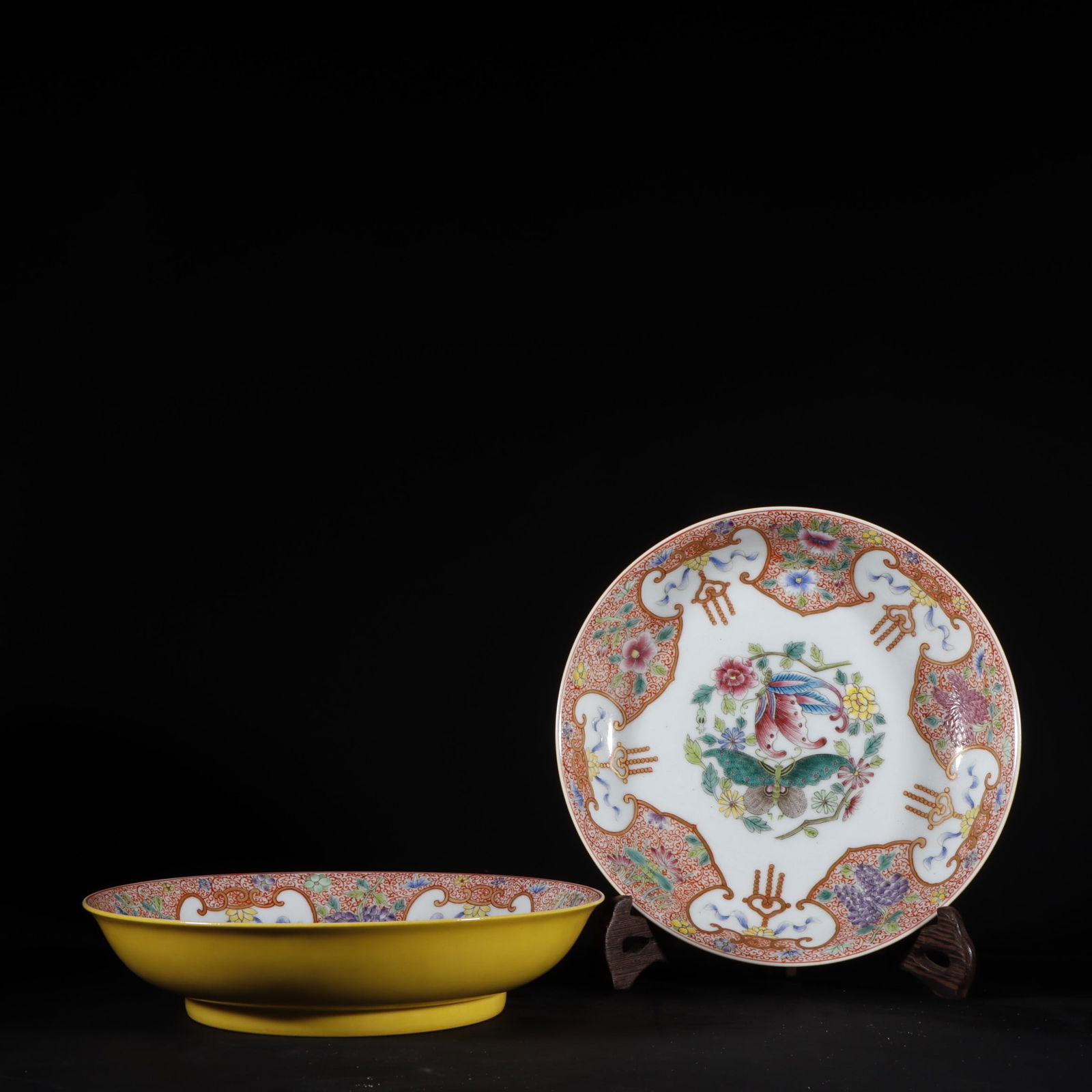 A Pair of Exquisite Famille-Rose Flower and Butterfly Pattern Plate: A Pair of Exquisite Famille-Rose Flower and Butterfly Pattern Plate Qing Dynasty, China Yongzheng Six-character Mark Size:4.5cmx20.5cm (The Dimensions Of All Batches Are Manually Measured.If You