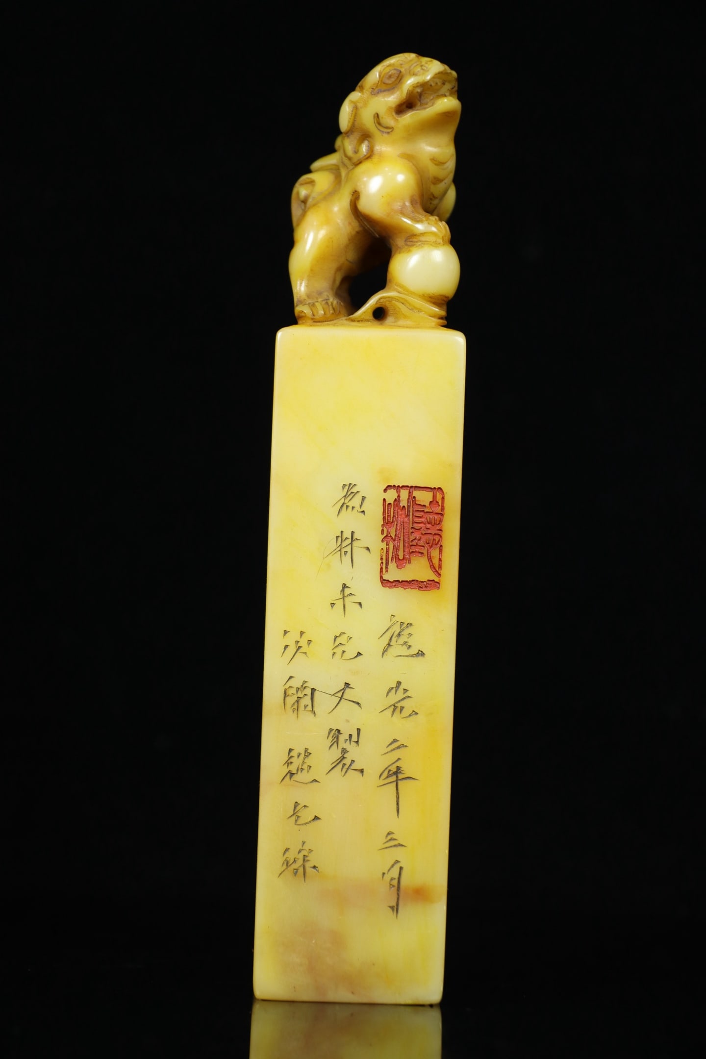 An Exquisite Tianhuang Stone Auspicious Beast Seal Ornament: An Exquisite Tianhuang Stone Auspicious Beast Seal Ornament Qing Dynasty, China Size:15.5cmx3.2cmx3.2cm Weight:320g (The Dimensions Of All Batches Are Manually Measured.If You Need More Detailed