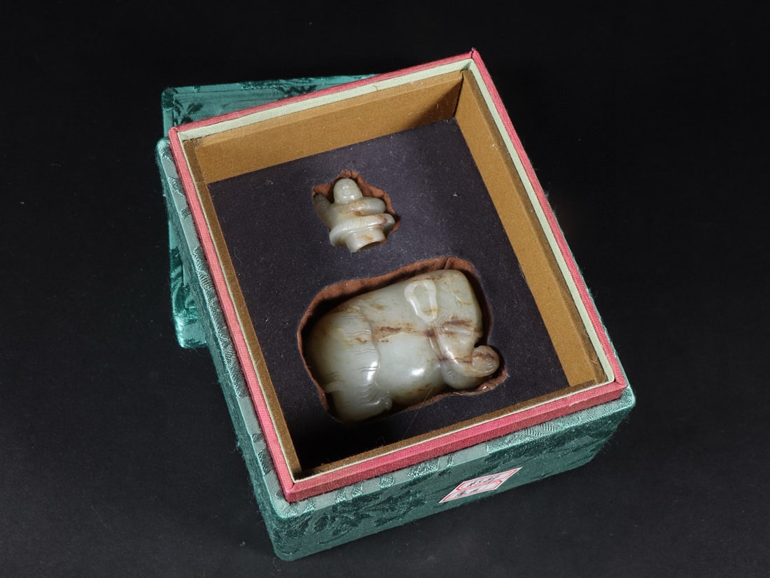 An Exquisite White Jade Elephant-Shaped Water Pot: An Exquisite White Jade Elephant-Shaped Water Pot Qing Dynasty, China ??9.2cmx9.4cmx6.2cm Weight:169.5g (The Dimensions Of All Batches Are Manually Measured.If You Need More Detailed Information,