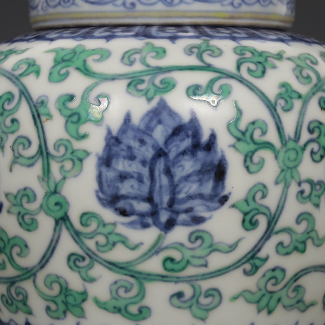 An Exquisite Doucai Lotus Pattern Jar - 4