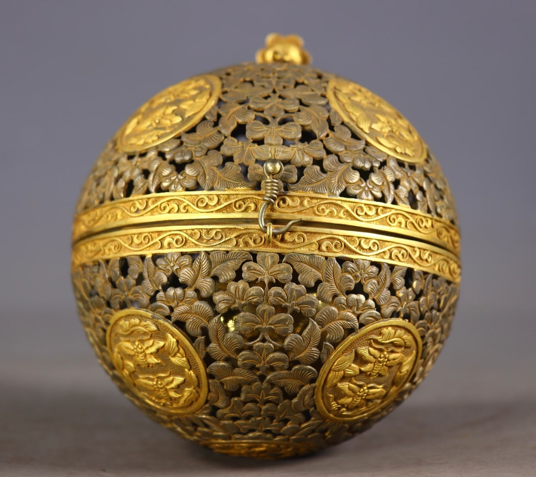 An Exquisite Gilt Bronze Lotus Pattern Pendant - 2