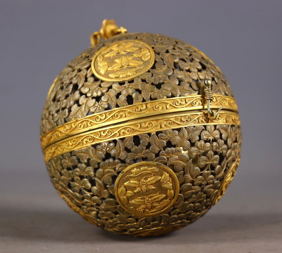 An Exquisite Gilt Bronze Lotus Pattern Pendant - 3