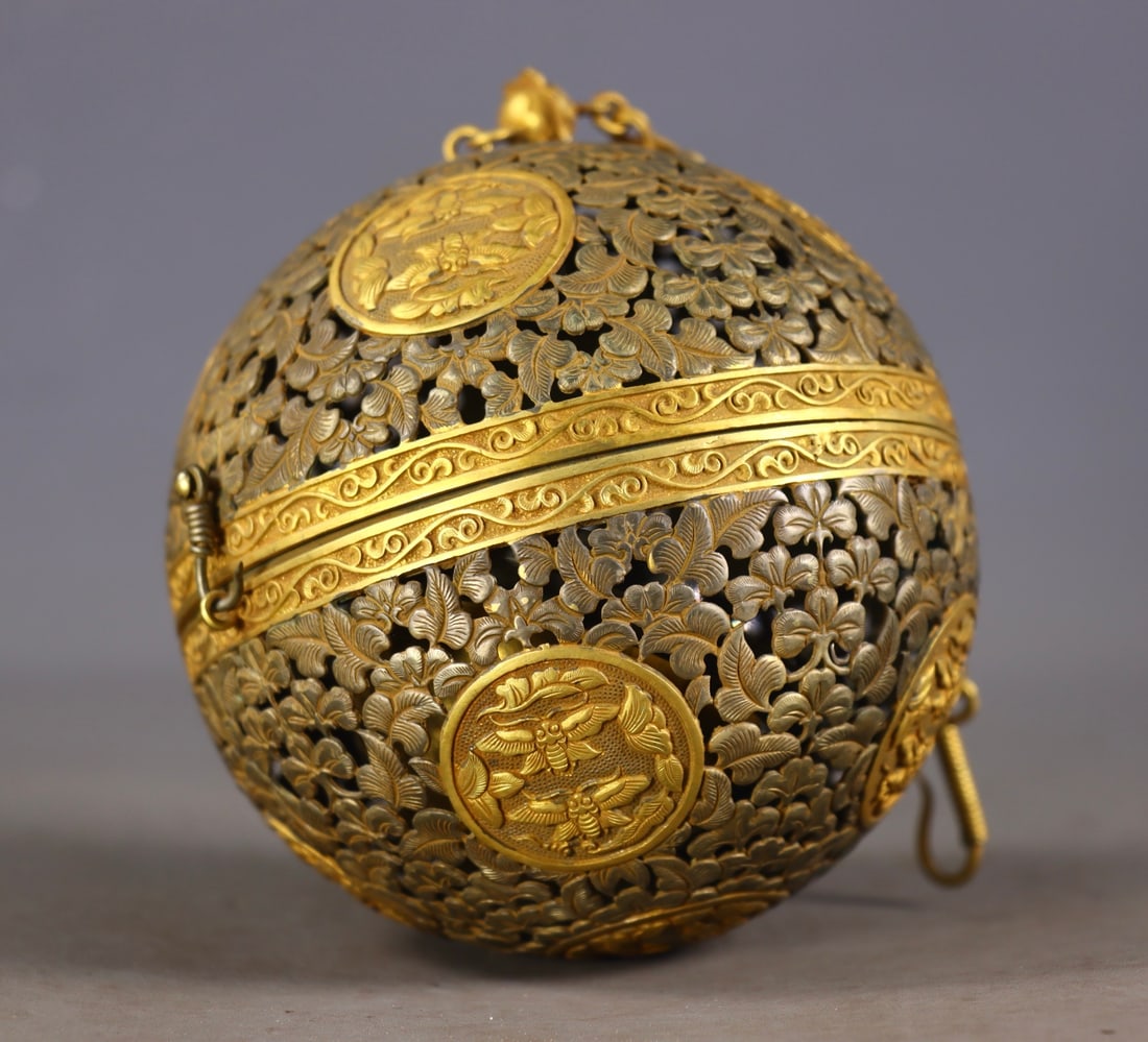 An Exquisite Gilt Bronze Lotus Pattern Pendant - 4