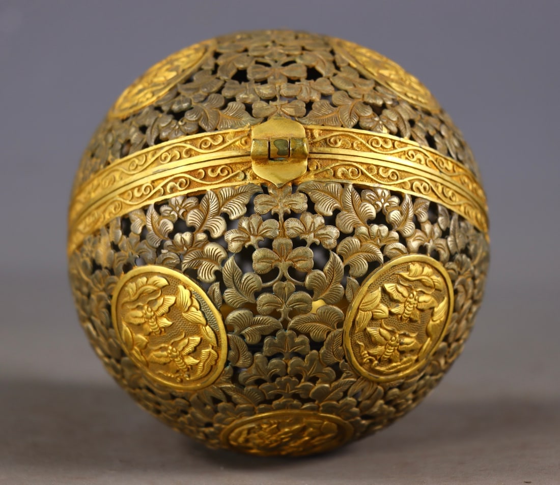 An Exquisite Gilt Bronze Lotus Pattern Pendant - 6