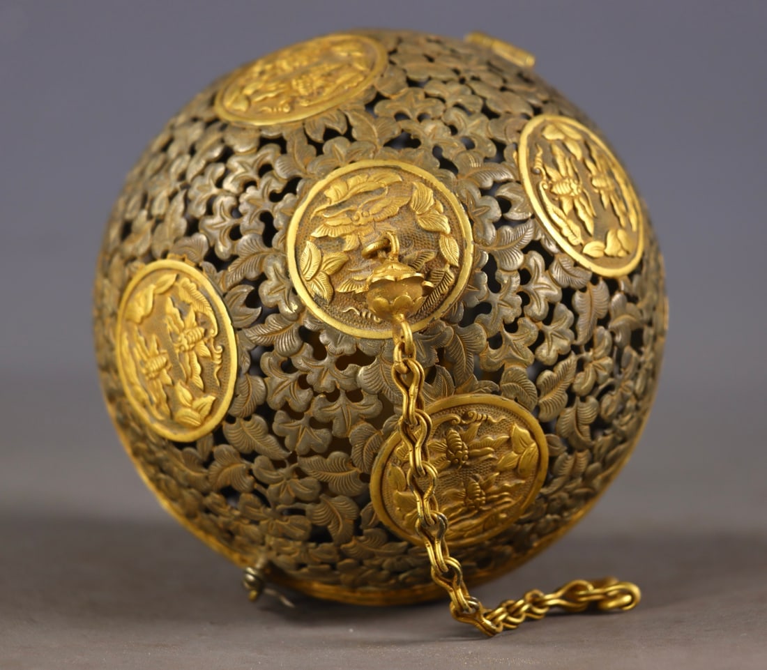 An Exquisite Gilt Bronze Lotus Pattern Pendant - 7