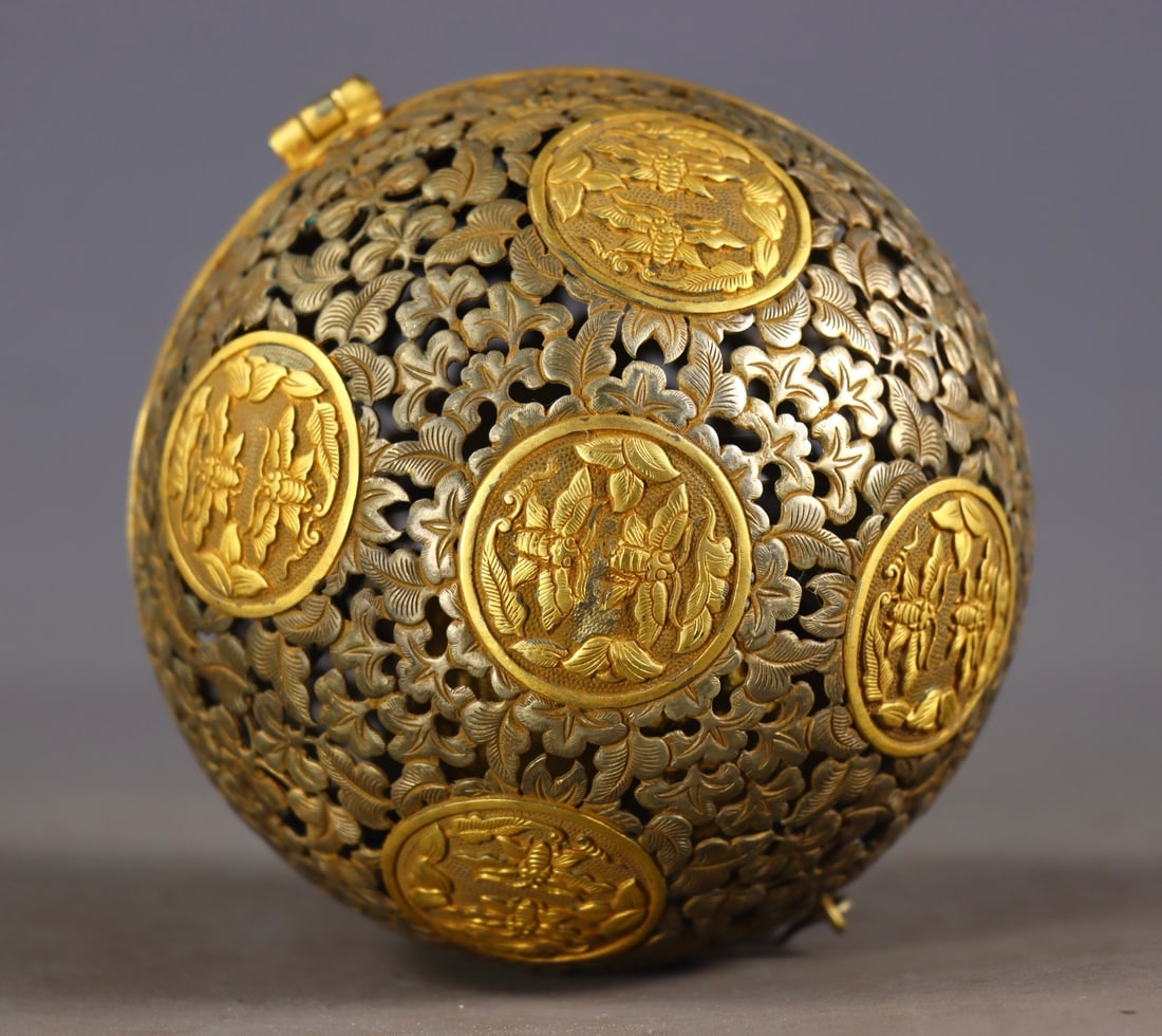 An Exquisite Gilt Bronze Lotus Pattern Pendant - 9