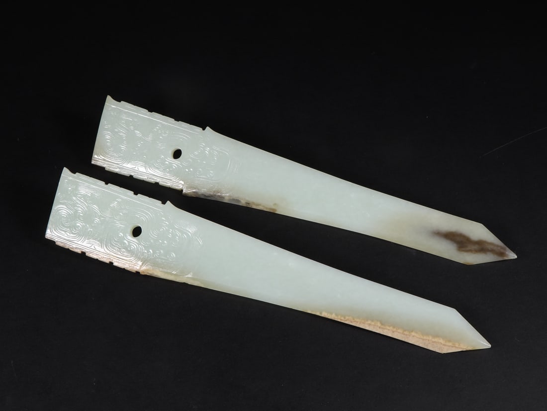 A Pair of Exquisite White Jade Knife Ornament: A Pair of Exquisite White Jade Knife Ornament Han Dynasty, China Size:25.6cmx3.9cmx0.6cm Size:25.1cmx3.9cmx0.5cm Weight:233g (The Dimensions Of All Batches Are Manually Measured.If You Need More Detai