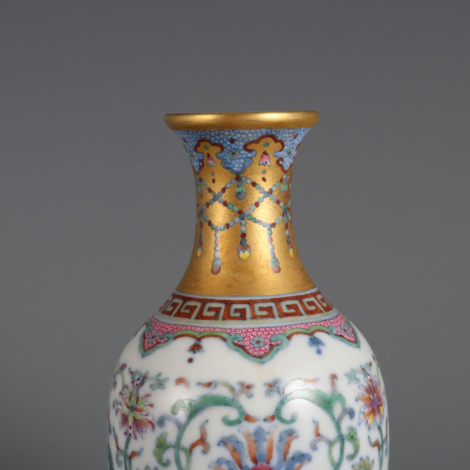 An Exquisite Doucai Lotus Pattern Vase - 3