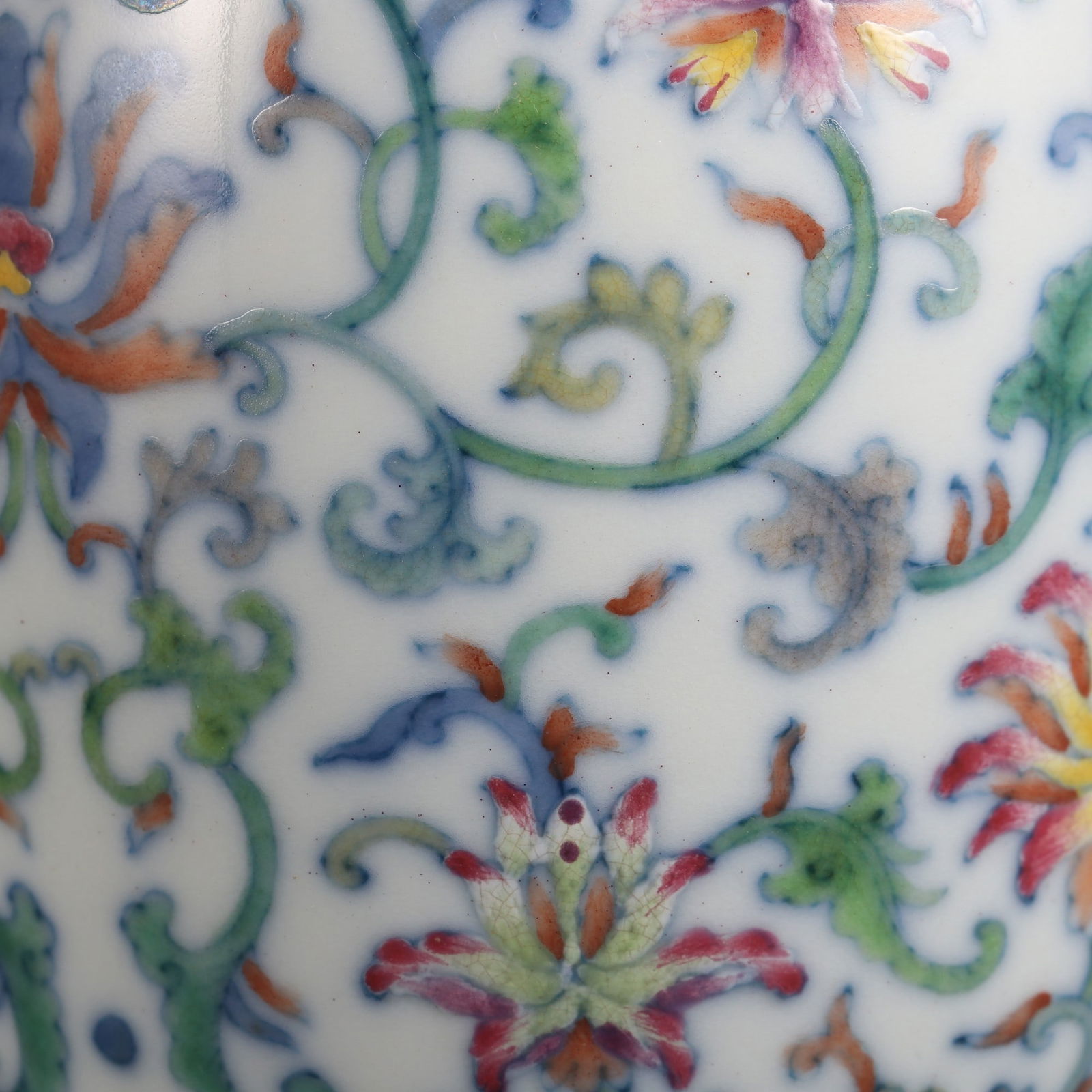 An Exquisite Doucai Lotus Pattern Vase - 5