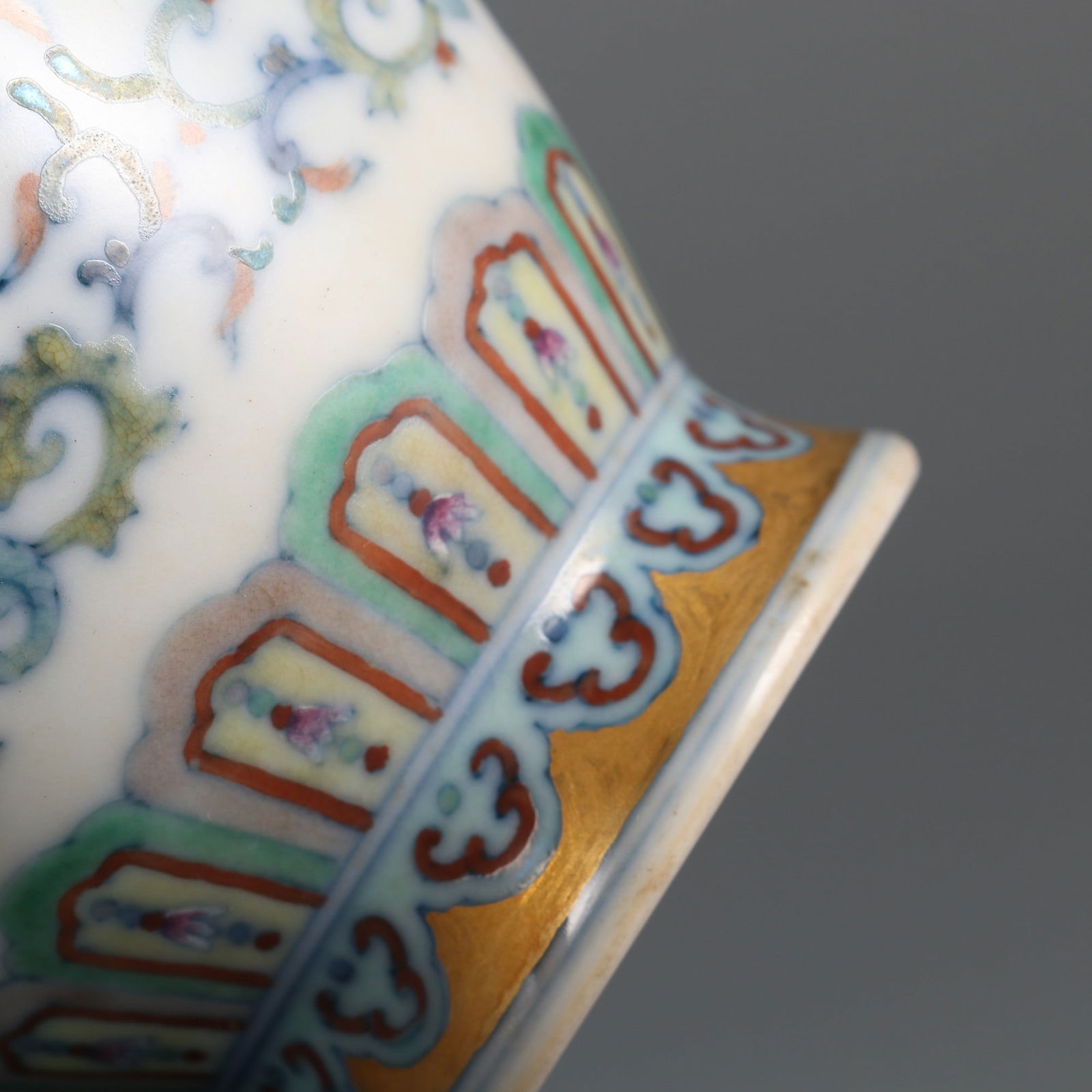 An Exquisite Doucai Lotus Pattern Vase - 7