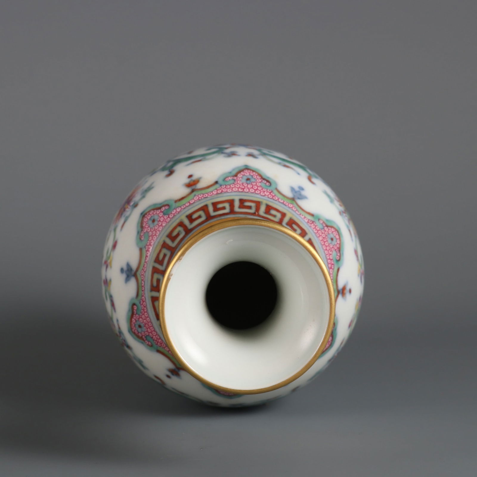 An Exquisite Doucai Lotus Pattern Vase - 8